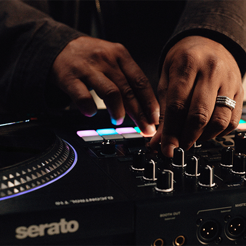 Inclusief Serato DJ Pro en Pitch 'n Time-uitbreiding